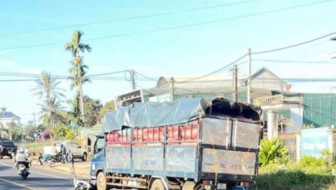 Hiện trường tang thương xe tải tông hai vợ chồng đi xe máy tử vong tại chỗ ở Mang Yang, Gia Lai