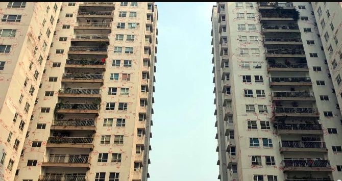 Cư dân toà chung cư ở Hà Nội hoang mang tột độ khi xuất hiện ký hiệu mực đỏ phủ kín toàn bộ tường