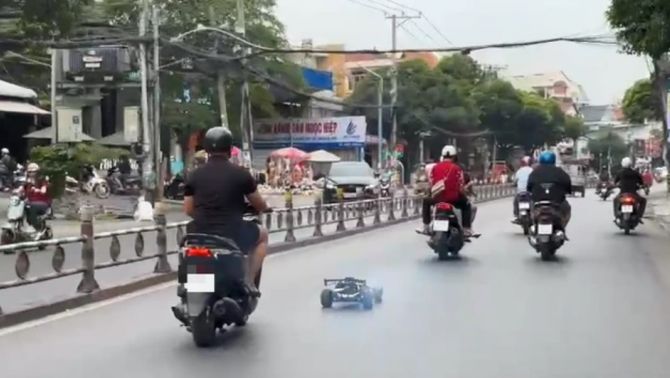 Người đi đường phẫn nộ cảnh nam thanh niên vừa lái xe vừa điều khiển xe mô hình, liên tục lạng lách