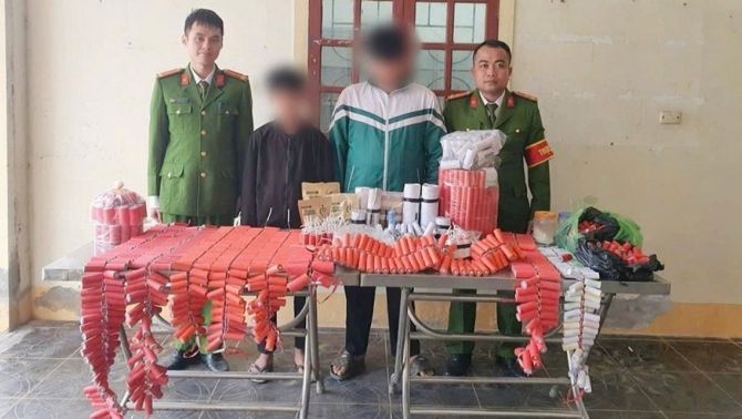 Công an phát hiện bí mật kinh hoàng trong phòng ngủ nam sinh lớp 8, gia đình nhìn xong điếng người