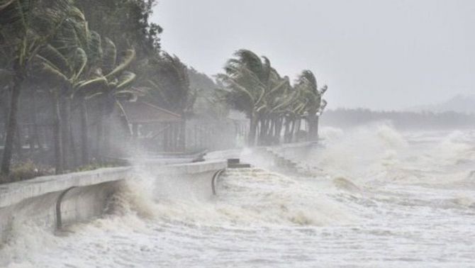 Áp thấp nhiệt đới sát Biển Đông tăng cấp nhanh, nguy cơ thành bão số 1 nhưng hướng đi khiến nhiều người bất ngờ