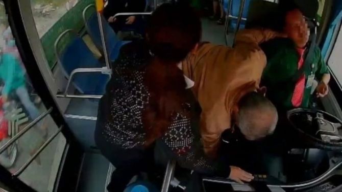 TPHCM: Tài xế xe buýt bất ngờ đột quỵ trong lúc lái và hành động nhanh trí của nhân viên soát vé