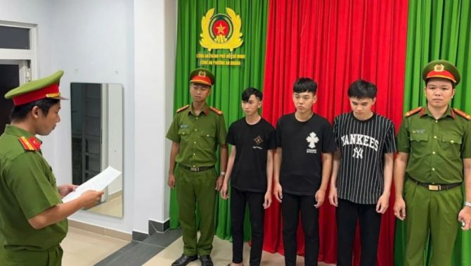 Bắt giữ 3 thanh niên 19 tuổi ẩu đả trên cầu Ba Son, TP.HCM: Tiết lộ mức phạt 'không nhẹ tay'