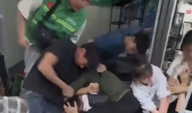 Đánh nhau sát trụ sở UBND tỉnh Khánh Hòa: Ai quản lý loạt ki-ốt gây ồn ào?