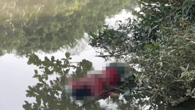 Phát hiện thi thể một thanh niên trẻ trôi trên sông ở Sài Gòn, dòng chữ bí ẩn sau lưng áo gây chú ý