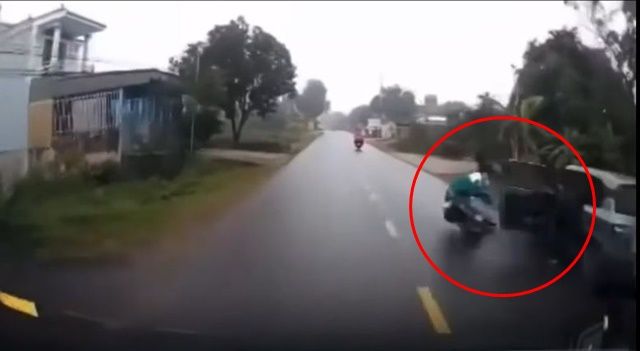 Camera ghi lại cảnh ô tô con mở cửa xe bất cẩn khiến nữ sinh ngã lao vào ô tô khách tử vong tại chỗ