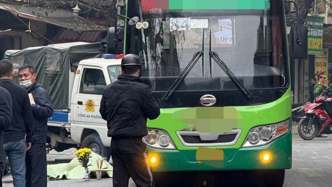 Hiện trường cô gái 21 tuổi tử vong sau va chạm với xe buýt, xác định nguyên nhân ban đầu 
