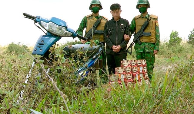 Nam thanh niên có hành vi khó chấp nhận khi bị phát hiện chở pháo hoa lậu ở Tây Ninh