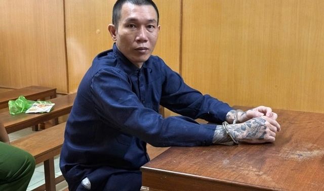 Chỉ vì 1 lời nhắc trước đèn đỏ, người đàn ông bị 1 đối tượng dùng dao đâm liên tiếp vào chỗ hiểm