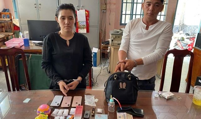 Công an bắt quả tang đôi nam nữ có hành vi ‘mờ ám’, tiến hành kiểm tra thì phát hiện chấn động