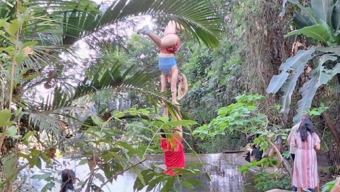 Du khách leo trèo, tập yoga giữa chốn linh thiêng: Nhà chùa Thái Lan lên tiếng cảnh báo nguy cơ đóng cửa