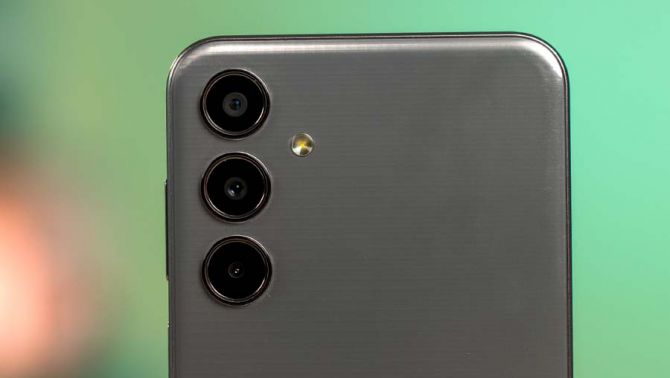 Đây là vua pin trâu giá rẻ nhất Việt Nam của Samsung, đủ mạnh cân mọi tác vụ như iPhone 17