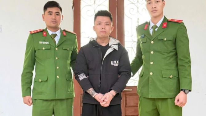 Cái kết 'đắng ngắt' cho gã thanh niên uống rượu say rồi vượt rào gây náo loạn trụ sở công an