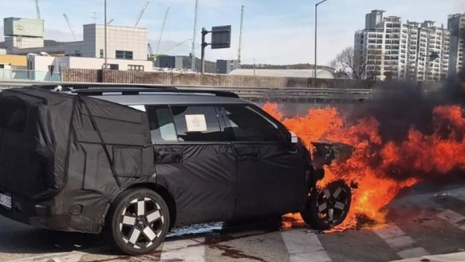 Hyundai Santa Fe bản nâng cấp bốc cháy khi chạy thử: Nghi vấn liên quan đến hệ thống điện mới