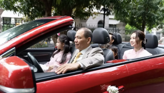 Tỷ phú Phạm Nhật Vượng trực tiếp cầm lái VinFast VF 8 mui trần trong lễ cưới con trai