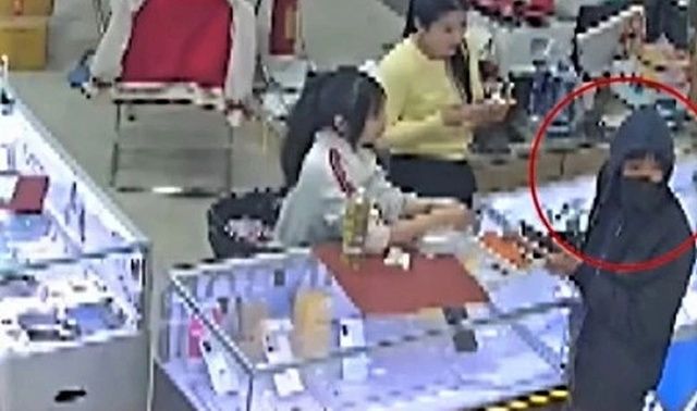 Đã truy ra danh tính nam thanh niên vượt hơn 200km, bịt mặt, giả vờ mua rồi cướp luôn điện thoại iPhone 17 Pro Max