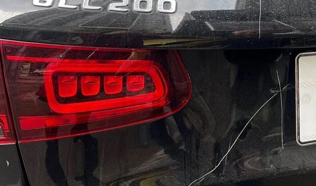 Hé lộ mức bồi thường ‘giật mình’ chủ nhà phải trả cho chủ xe Mercedes GLC 200 bị đập phá, cào xước