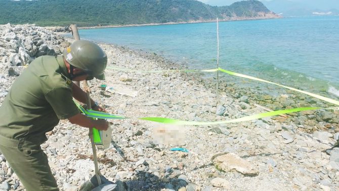 Rùng mình phát hiện chân người trôi dạt vào biển Khánh Hòa, hé lộ manh mối về nạn nhân