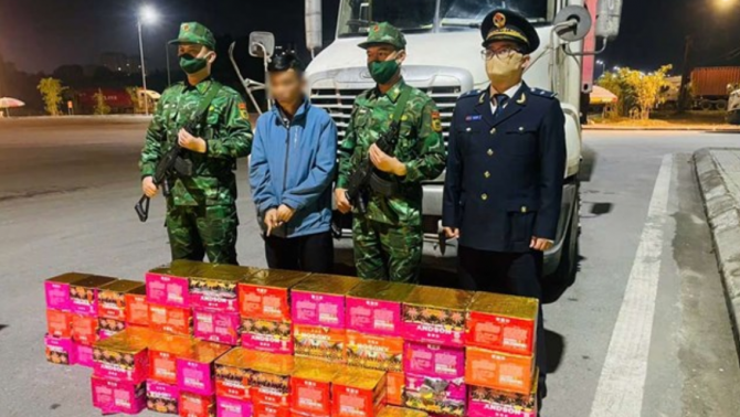 Quảng Ninh: Bắt quả tang 165kg pháo lậu giấu quanh xe container tại cửa khẩu Bắc Luân 2
