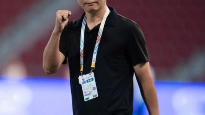 Báo quốc tế đồng loạt ca ngợi HLV Kim Sang Sik vì hành động đẹp với cầu thủ U23 Việt Nam tại sân bay