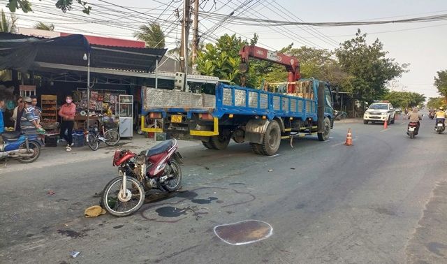 Hiện trường ám ảnh vụ xe tải cẩu va chạm với xe máy khiến người đàn ông tử vong, xe máy hư hỏng nặng