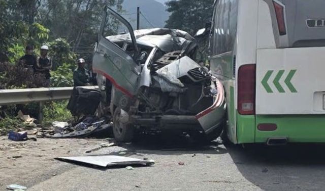 Hiện trường vụ tai nạn giao thông nghiêm trọng giữa xe giường nằm và xe ô tô khiến 5 người thương vong, ô tô bẹp dúm