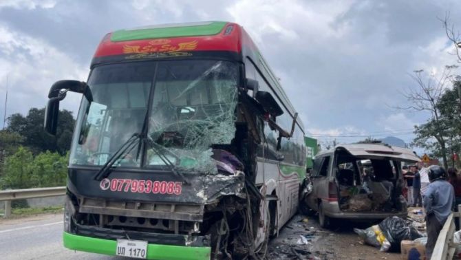 Hiện trường đổ nát vụ xe khách giường nằm và ô tô con đâm thẳng vào nhau: 2 người tử vong thương tâm
