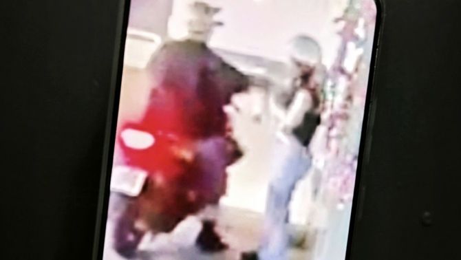 Trích xuất camera vụ cô gái tố bị gã đàn ông lạ quấy rối khi chờ bạn, hé lộ đặc điểm của đối tượng