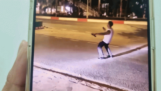 Người đàn ông thản nhiên đứng giữa đường nhảy, hát karaoke làm tắc nghẽn giao thông gây bức xúc