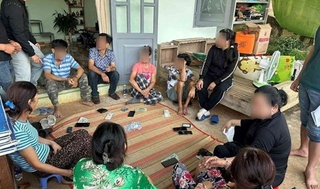 Bắt quả tang 6 người phụ nữ và 3 người đàn ông đang làm chuyện đáng xấu hổ trong vườn sầu riêng