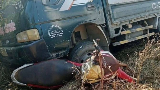 Hiện trường tang thương vụ xe tải 'tự trôi' trên đường liên xã khiến một cháu bé tử vong thương tâm