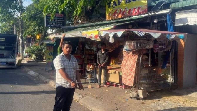 Khống chế hai đối tượng cướp tài sản trong quán tạp hóa ở Lâm Đồng: 'Cái mũ bảo hiểm cũng không tha'