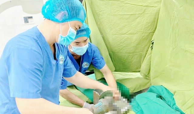 Đang làm việc, người đàn ông bị cuốn cả bàn tay vào máy xay thịt, nhập viện trong tình trạng máy xay trên tay