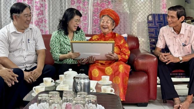 TP.HCM chi tiền triệu, tặng cả khánh vàng cho người tròn 100 tuổi: Chính sách mừng thọ mới gây chú ý