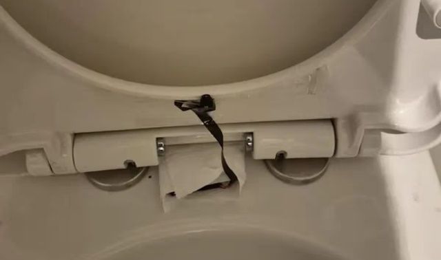 Người phụ nữ sốc khi phát hiện camera quay lén giấu ở bồn cầu chuỗi nhà hàng nổi tiếng