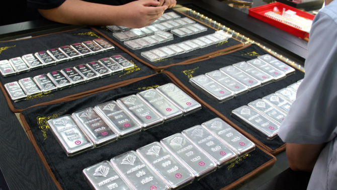 Giá bạc lao dốc mạnh, trượt sâu theo vàng