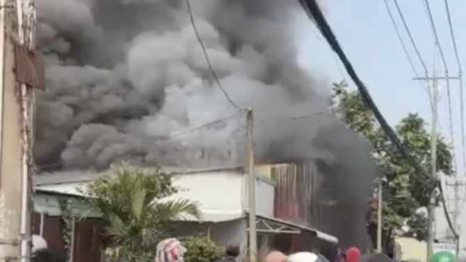 TP.HCM: Cận cảnh hiện trường vụ cháy nhà dân, khói đen mù mịt bao trùm