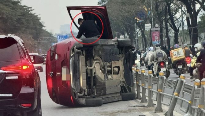 Hà Nội: Ô tô đâm dải phân cách rồi lật ngửa, phản ứng bất ngờ của tài xế tại hiện trường