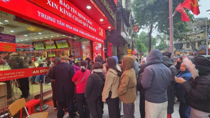 Giá vàng tăng giảm liên tục, người dân vẫn xếp hàng dài mua bất chấp: Chuyên gia cảnh báo những rủi ro? 