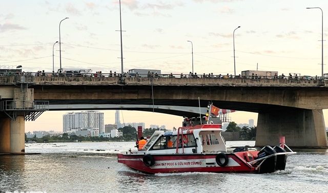 Ám ảnh lời kể của nhân chứng chứng kiến người đàn ông rơi xuống sông Sài Gòn giằng co sự sống trong tích tắc