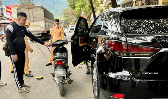 Tài xế Lexus mở cửa không quan sát khiến bé 3 tuổi tử vong: Bé là con hiếm muộn, gia cảnh khó khăn