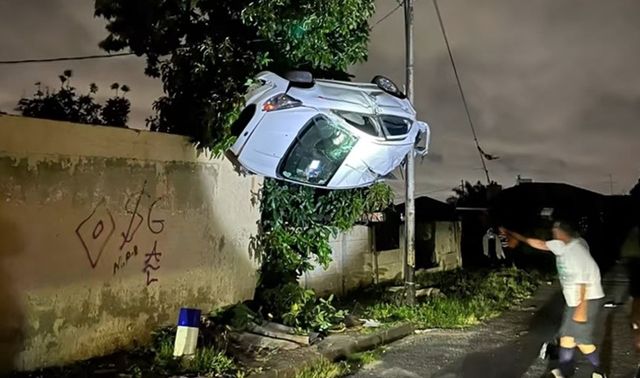 Ô tô ‘bay’ treo ngược trên cột đèn giữa phố: Mạng xã hội dậy sóng vì điều kì lạ chưa có lời giải