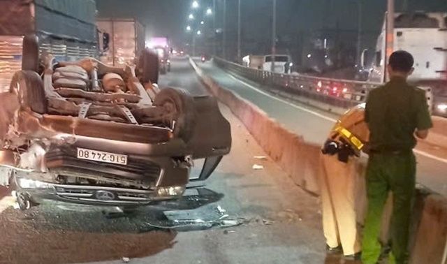 Ô tô 4 chỗ lật ngửa trên cầu vượt Tân Vạn, 3 người trên xe thoát nạn thần kỳ