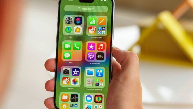 Vua màn lớn iPhone 15 Plus giảm sâu, rẻ hơn iPhone 17 Pro Max cả nửa, hiệu năng thua kém rất ít