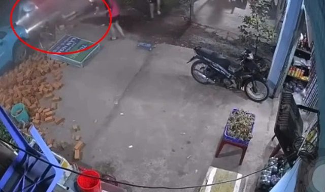 Phẫn nộ clip cứu người bị mắc kẹt dưới gầm xe taxi công nghệ, người đàn ông bị tài xế hành hung ở TPHCM