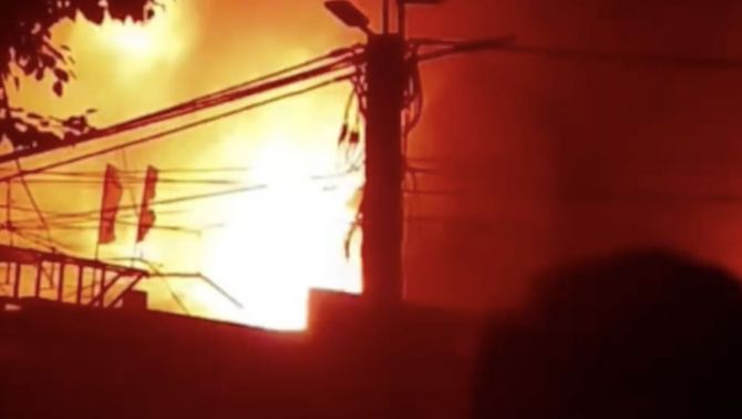 Hiện trường vụ cháy xưởng mây tre rộng ngàn m2 ở Hà Nội: Ngọn lửa bùng lên từ điểm không ai ngờ