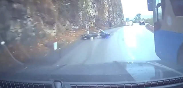 Camera hành trình ghi lại cảnh 2 người đi xe máy bị ô tô cán qua dẫn đến tử vong ở Phú Thọ