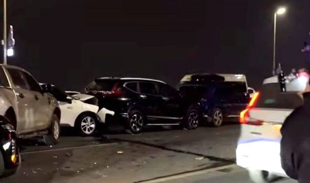 Hiện trường 5 ô tô đâm liên hoàn trên cầu Nhật Tân, loạt phương tiện bị hư hỏng nặng