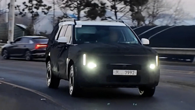 Hyundai Santa Fe facelift lộ diện: Đuôi xe bị chê nay được 'đập đi làm lại'