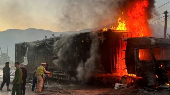 Hiện trường xe đầu kéo chở bột mì cháy dữ dội khi qua đèo Lò Xo, xác định nguyên nhân ban đầu?